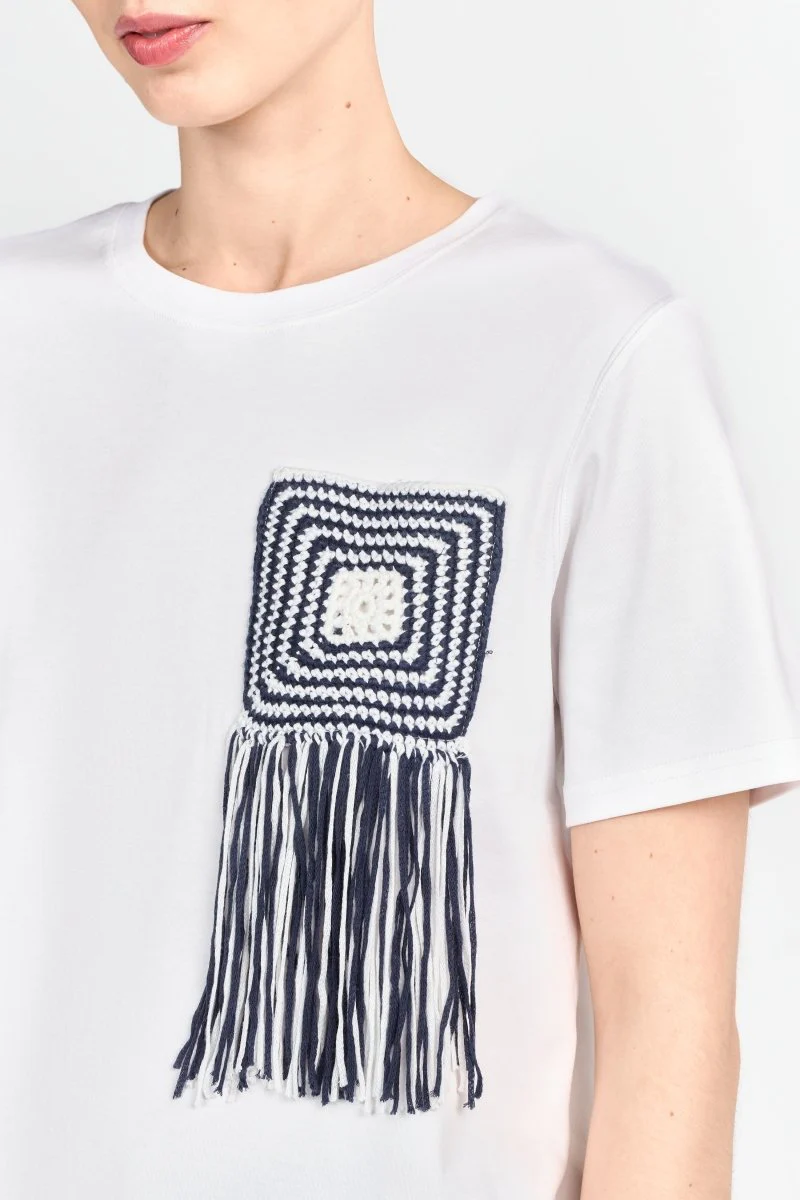 T-Shirt mit Häkel-Patch - Image 5